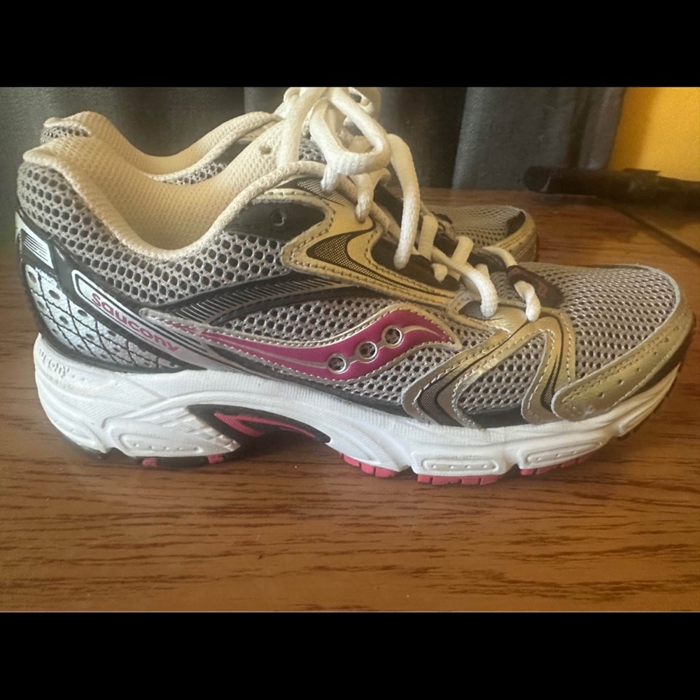 Saucony Women's Gray and Pink Sneakers